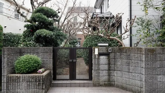 Desain pagar rumah yang minimalis (credit: freepik.com)