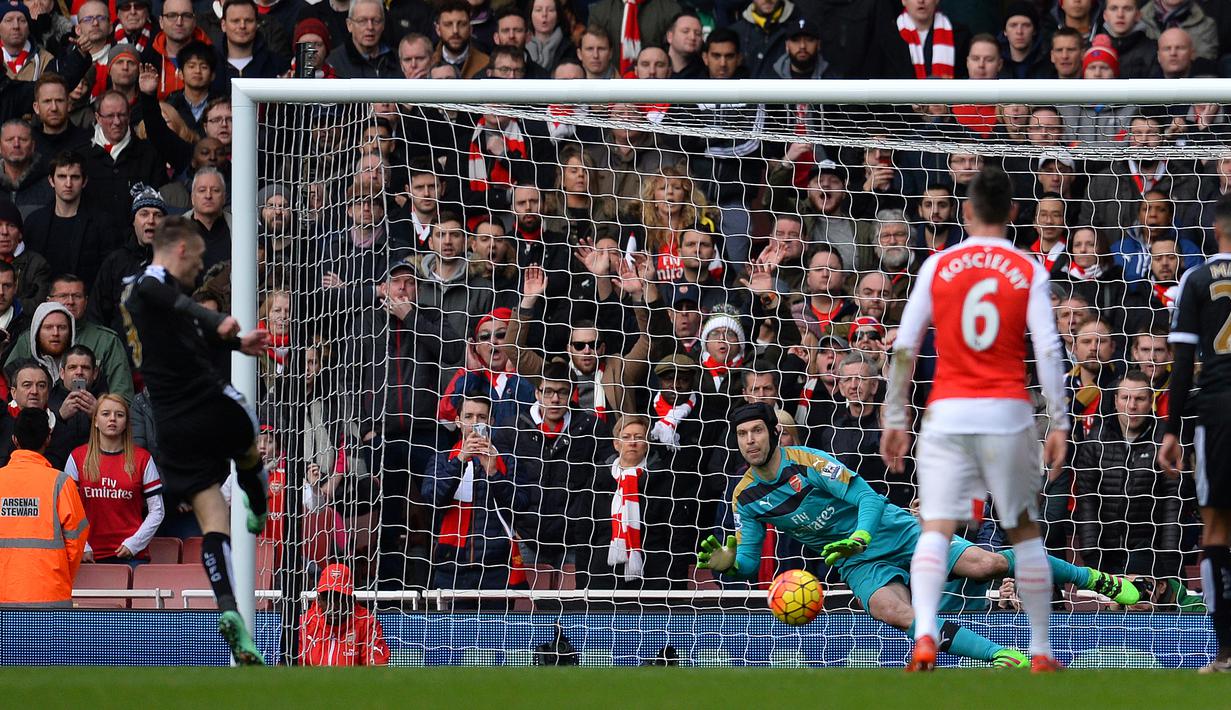 Striker Leicester City, Jamie Vardy, mencetak gol melalui penalti ke gawang Arsenal dalam laga Liga Inggris di Stadion Emirates, London, Minggu (14/2/2016). (AFP/Glyn Kirk)