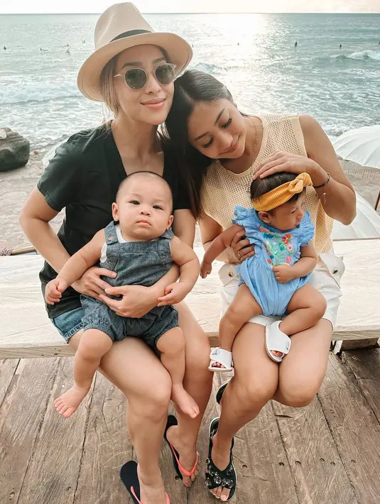 Nuansa alam memang jadi daya tarik khusus Nikita Willy menetap di sana selama sebulan. Ia mengungkapkan putranya sudah terlalu lama terpapar AC. Berada di lingkungan sehat juga mendukung Nikita Willy untuk melatih gerak sensorik baby Izz saat di pantai. (Liputan6.com/IG/@nikitawillyofficial94).