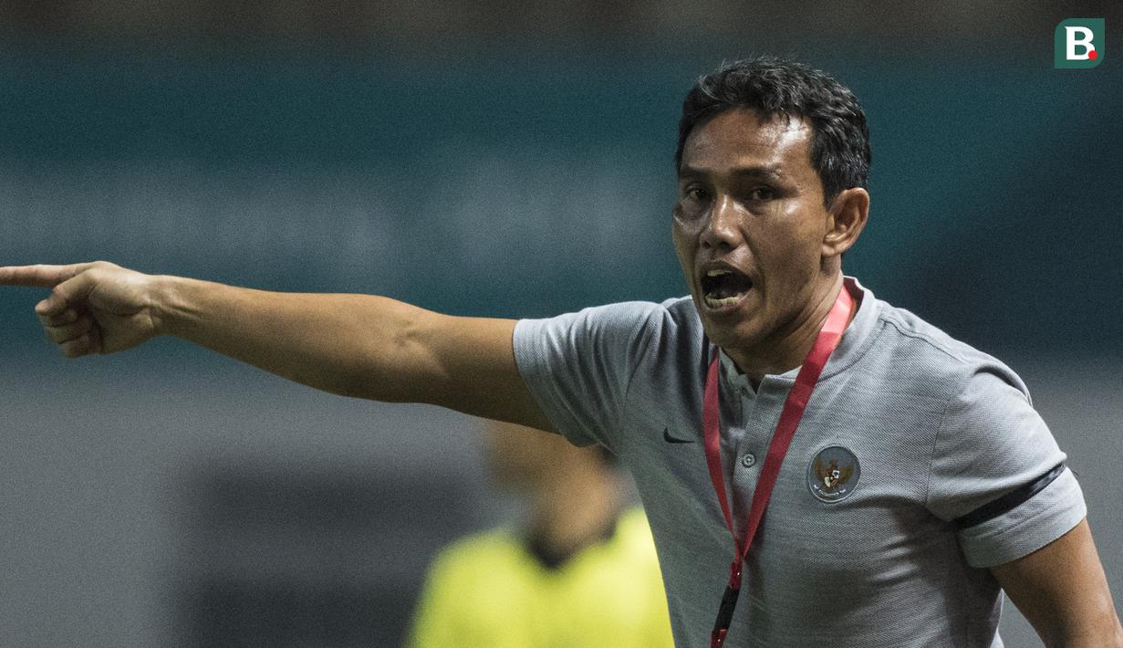 Pelatih Timnas Indonesia, Bima Sakti, memberikan instruksi saat melawan Myanmar pada laga persahabatan di Stadion Wibawa Mukti, Jawa Barat, Rabu (10/10). Indonesia menang 3-0 atas Myanmar(Bola.com/Vitalis Yogi Trisna)
