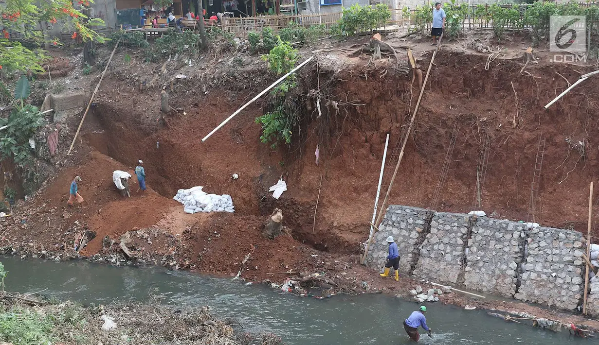 Pekerja membangun turap di bantaran Kali Cijantung, Jakarta Timur, Kamis (11/10). Pembangunan turap bertujuan mencegah longsor yang dapat membahayakan warga sekitar. (Liputan6.com/Immanuel Antonius)