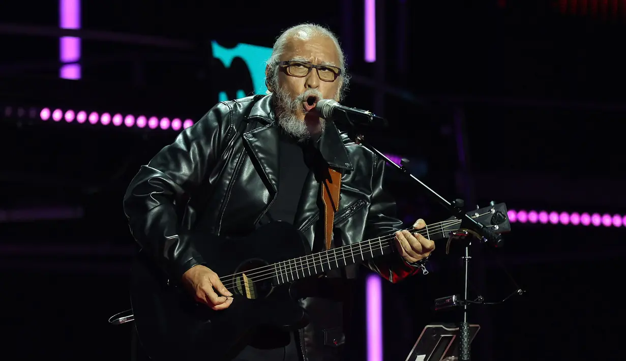 Membuka penampilannya, Iwan Fals langsung menggebrak panggung HUT ke-31 Indosiar Luar Biasa dengan lagu Air Mata Api. Tampak dalam foto, Iwan Fals saat tampil pada Konser Raya 31 Tahun Indosiar Luar Biasa hari kedua di Studio 6 Emtek City, Daan Mogot, Jakarta, pada Minggu (11/1/2026) malam. (KapanLagi.com/Budy Santoso)