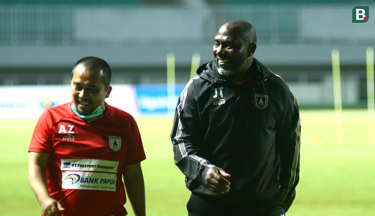 Persipura Jayapura semakin matang sejak diasuh pelatih Jacksen F. Tiago dalam dua tahun terakhir. Permainan Persipura semakin solid sehingga difavoritkan menjadi juara pada BRI Liga 1 2021/2022. (Foto: Bola.com/Nandang Permana)