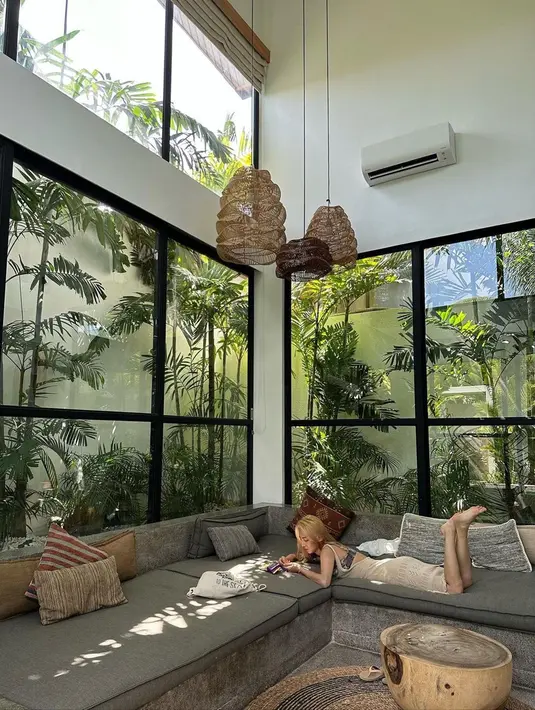 Melalui akun Instagram, Hyoyeon tampaknya menyewa sebuah villa mewah selama berada di Bali. Dirinya juga memperlihatkan villa yang ia tinggali di Instagram dengan berbagai tanaman yang ada hingga terlihat begitu asri. (Liputan6.com/IG/@hyoyeon_x_x)