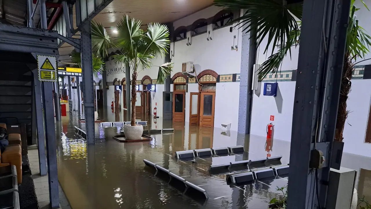 Hujan lebat yang terjadi sejak Rabu siang hingga malam membuat beberapa titik di Kota Semarang kebanjiran termasuk  Stasiun Semarang Tawang. Sejumlah perjalanan kereta terganggu. (Dok PT KAI)