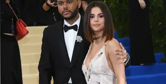 Semakin hari benih-benih cinta antara Selena Gomez dan The Weeknd terus tumbuh. Kemesraan dan keromantisan pun semakin melekat dan tak pernah lepas dari sepasang kekasih ini. (AFP/Bintang.com)