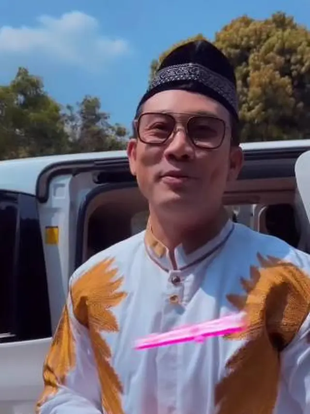 Pakai Peci dan Baju Koko, Ini 7 Momen Denny Sumargo Berkunjung ke Pesantren Gus Miftah