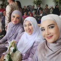Kehidupan pasangann artis senior Mark Sungkar dan Santi Asokamala kerap menarik perhatian. Pada tahun ini, rumah tangga pasangan ini genap sembilan tahun. Bahkan usia Santi lebih muda dari anak sambungnya, Zaskia dan Shireen Sungkar. [Instagram/santiasokamala]