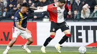 Pemain Twente, Mees Hilgers (kiri) berusaha merebut bola dari pemain Feyenoord, Santiago Gimenez pada laga lanjutan Liga Belanda 2023/2024 yang berlangsung di Feyenoord Stadion de Kuip, Rotterdam, Belanda, 28 Januari 2024. (AFP/ANP/Maurice Van Steen)