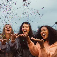 Berbagai informasi ter-update seputar dunia perempuan bisa kamu dapatkan di grup WhatsApp Fimeahood Bali dan Medan. (Shutterstock)