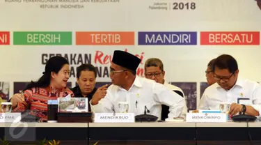  Menko PMK Puan Maharani (kiri) berbincang dengan Mendikbud, Muhadjir Effendy jelang rapat koordinasi tingkat menteri di Jakarta, Senin (17/4). Rakor membahas kemajuan persiapan penyelenggaraan Asian Games 2018. (Liputan6.com/Helmi Fithriansyah)