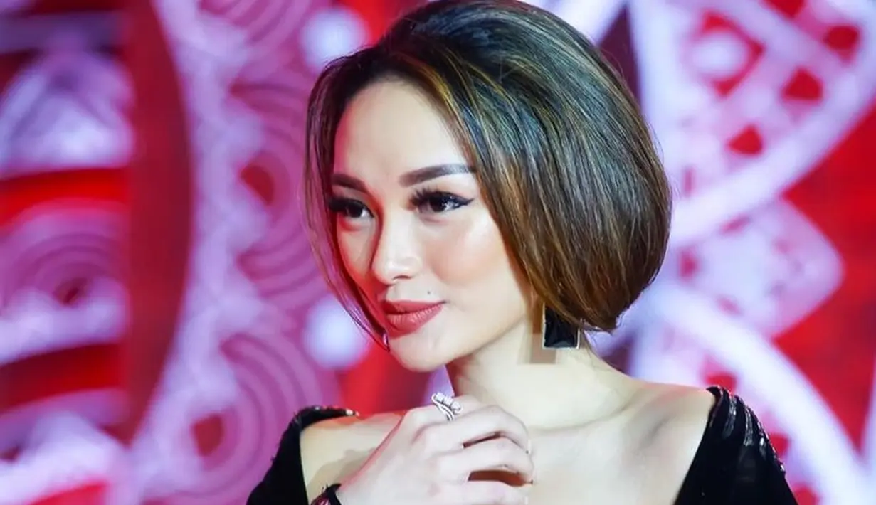 Selain itu, pedangdut kelahiran Bekasi, 27 April 1990 ini lebih sering tampil dengan warna rambut coklat. Zaskia pernah tampil dengan gaya rambut bob pendek yang membuatnya memesona. (Liputan6.com/IG/@zaskia_gotix)