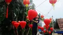 Lampion-lampion dipasang warga di Kampung Haji Bona, Depok, Jawa Barat, Kamis (19/1/2023). Perayaan tahun baru Imlek dimulai pada hari pertama penanggalan Tionghoa yaitu tanggal 22 Januari 2023 dan berakhir pada Cap Go Meh. (merdeka.com/Arie Basuki)