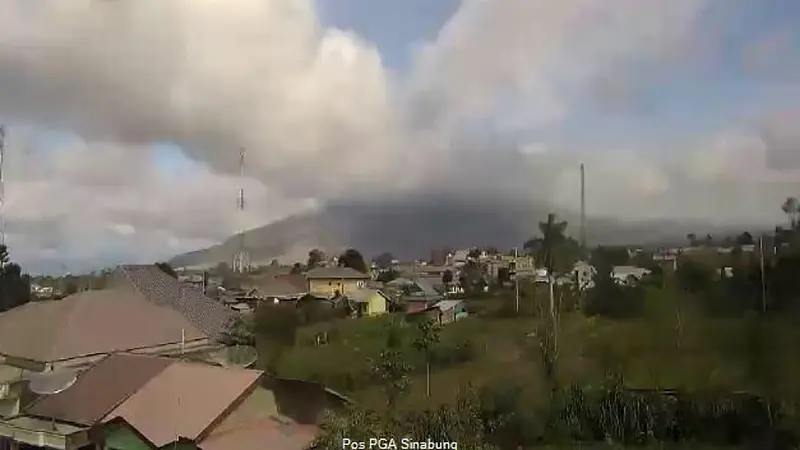 Gunung Sinabung Kembali Erupsi dan Keluarkan Abu Vulkanik