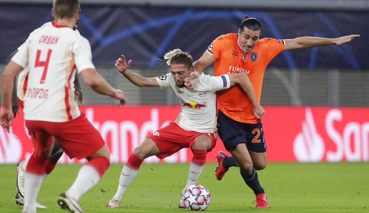 Pemain RB Leipzig, Kevin Kampl, berebut bola dengan pemain Basaksehir, Enzo Crivelli, pada laga Liga Champions di Stadion RB Arena, Rabu (21/10/2020). RB Leipzig menang dengan skor 2-0. (AP/Markus Schreiber)