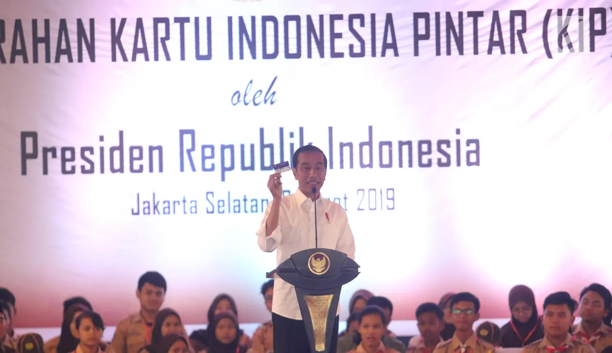 Presiden Joko Widodo (Jokowi) memberikan sambutan saat penyerahan Kartu Indonesia Pintar (KIP) di SLB Negeri Pembina, Jakarta, Rabu (6/3). Jokowi membagikan 3.300 KIP untuk pelajar di wilayah Jakarta Selatan. (Liputan6.com/Angga Yuniar)