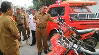 Walikota Cirebon Nashrudin Azis meninjau kesiapan personel dan perlengkapan kebencanaan di Balai Kota Cirebon. Foto (Liputan6.com / Panji Prayitno)