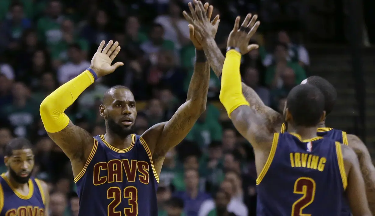 LeBron James (23) memberikan salam kepada  rekan-rekannya saat melawan Boston Celtics pada Gim kelima final NBA Wilayah Timur di TD Garden, Boston, (25/5/2017). (AP/Elise Amendola)