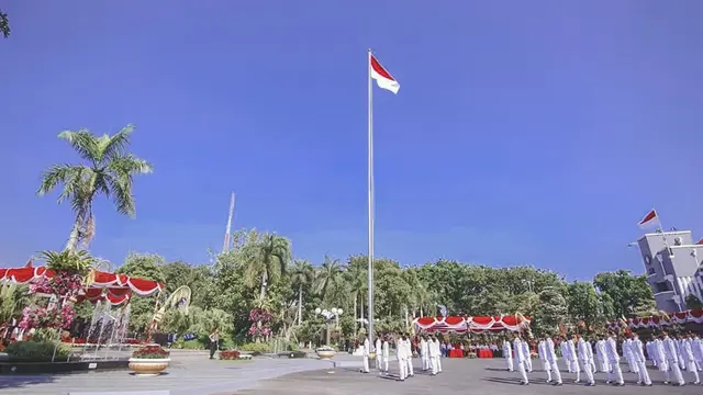 6 Potret Semarak Upacara HUT Ke-74 RI di Surabaya