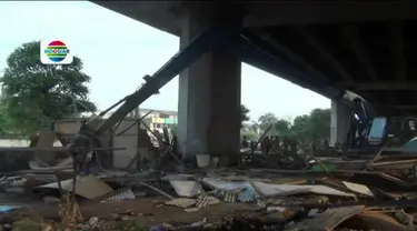 Petugas gabungan dari Pemprov DKI Jakarta, polri, dan TNI akhirnya membongkar bangunan liar di RPTRA Kalijodo.