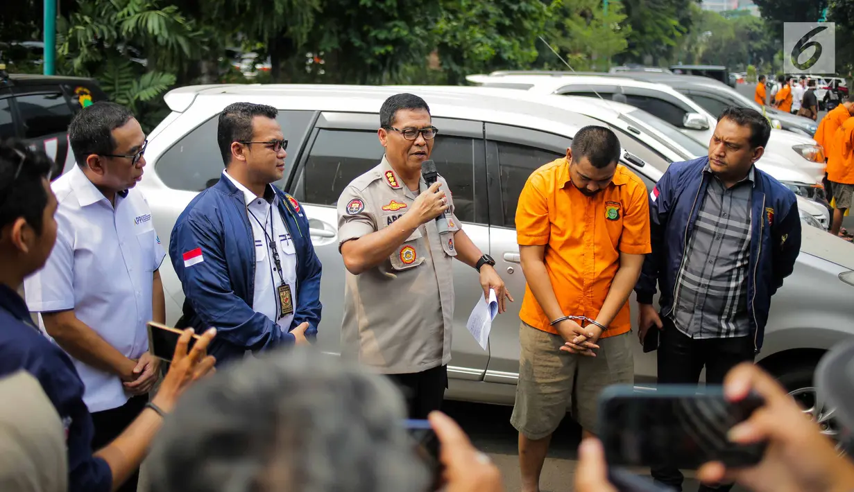 Kabid Humas Polda Metro Jaya, Kombes Pol Argo Yuwono menunjukkan tersangka kasus penggelapan mobil di Jakarta, Rabu (18/9/2019). Subdit 6 Ditreskrimum PMJ mengungkap kejahatan penggelapan mobil dengan barang bukti 28 kendaraan roda empat dan sejumlah tersangka. (Liputan6.com/Faizal Fanani)