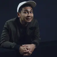 Raditya Dika, pemain dan sutradara film Target. (Fotografer: Daniel Kampua, Digital Imaging: Muhammad Iqbal Nurfajri/Bintang.com)