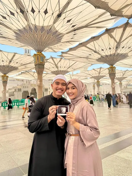 Istri Kaesang Pangarep, Erina Gudono dengan bahagia mengumumkan kehamilan pertamanya saat menjalani umrah beberapa waktu lalu. Ia memancarkan pesona anggun mengenakan gamis panjang dan hijabnya. [@erinagudono].