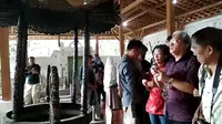 Prosesi ziarah warga Tionghoa Cirebon sebelum menuju Makam Putri Ong Tien di komplek pemakaman Sunan Gunung Jati Cirebon (Liputan6.com / Panji Prayitno)