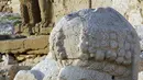 Foto pada 14 Juni 2020 ini menunjukkan patung-patung di situs pemakaman yang berada di puncak Gunung Nemrut, Turki. Gunung Nemrut yang terdaftar sebagai Situs Warisan Dunia UNESCO pada 1987 ini terkenal karena reruntuhan situs pemakaman di bagian puncaknya. (Xinhua/Mustafa Kaya)