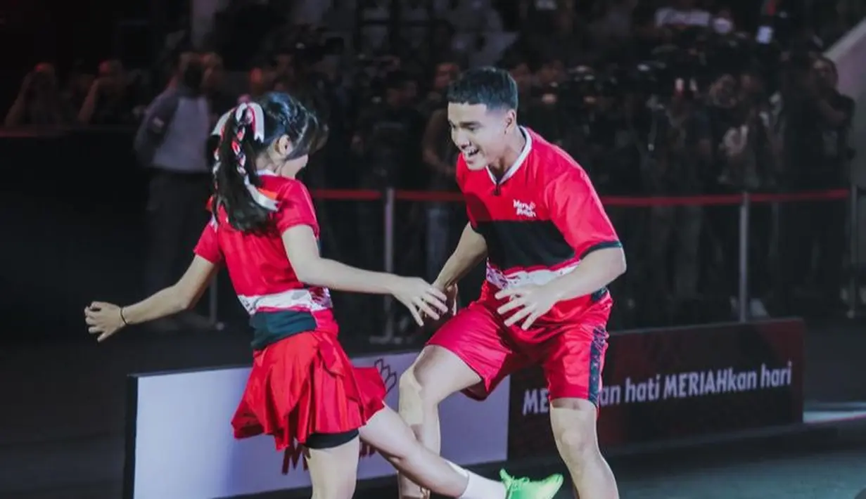 Gaya rambut ponytail tersebut semakin menarik dengan gaya kepang pada kedua sisi rambut yang diikatkan kepada ponytail mengenakan pita merah putih.  [@fuji_an]