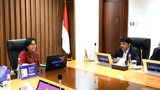 Menteri Keuangan (Menkeu) Sri Mulyani Indrawati menerima kunjungan dari dewan redaksi (Board of Director) Asian Development Bank di kantor Direktorat Jenderal Pajak (DJP)