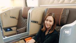 Duduk manis di bangku first class sebuah maskapai, Maia Estiaty mengaku perjalanan ke luar negeri dengan pesawat lumayan melelahkan. “This is it. Selesai sudah jadwal traveling untuk sekarang, lumayan capek mondar mandir. Next semoga nonton piala dunia,” tulisnya. Unggahan di akun Instagram terverifikasi pada 3 Oktober 2022 ini disertai curhatan pulang ke Indonesia tanpa suami. “Aku baliknya sendirian huhuhu. Suami nggak ikut. Miss you already my love,” Maia Estianty mengakhiri. (Foto: Dok. Instagram @maiaestiantyreal)