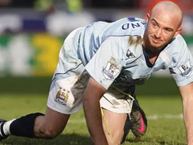 Manchester City&#039;s Irish player Stephen Ireland on his hands and knees during the Premier League football match against Stoke City at The Britannia Stadium in Stoke-on-Trent, England on January 31, 2009. AFP PHOTO/IAN KINGTON