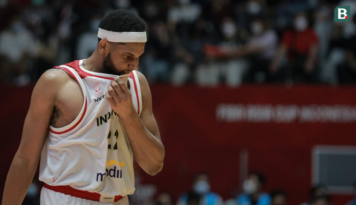 Reaksi kecewa pemain Timnas Basket Indonesia, Marques Tarrell Bolden saat matchday kedua Grup A FIBA Asia Cup 2022 antara Timnas Basket Indonesia melawan Timnas Basket Yordania di Istora Senayan, Jakarta, Kamis (14/07/2022). (Bola.com/Bagaskara Lazuardi)