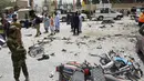 Personel keamanan berjaga di lokasi serangan bom bunuh diri di Quetta, Pakistan, Rabu (25/7). Inspektur polisi kota Quetta, Naseeb Ullah menyatakan belum mengetahui penyebab ledakan itu. (BANARAS KHAN/AFP)