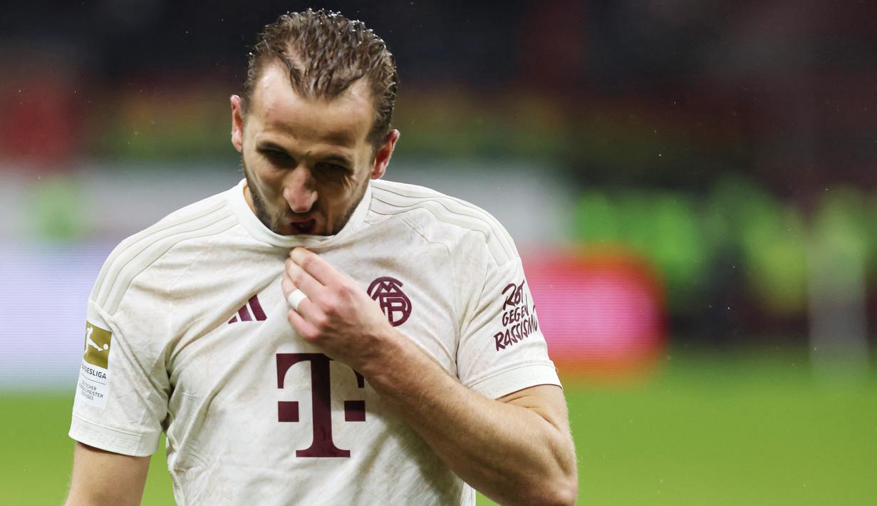 Pemain Bayern Munchen, Harry Kane, tampak kecewa setelah ditaklukkan Eintracht Frankfurt pada laga pekan ke-13 Liga Jerman 2023/2024 di Stadion Deutsche Bank Park, Sabtu (9/12/2023). Ini adalah kekalahan pertama Bayern Munchen di Bundesliga musim ini. (AFP/Daniel Roland)