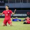 Selebrasi kemenangan pemain Timnas Indonesia U-19, Jens Raven setelah berakhirnya laga final Piala AFF U-19 2024 menghadapi Thailand di Stadion Gelora Bung Tomo, Surabaya, Senin (29/7/2024). (Bola.com/Bagaskara Lazuardi)