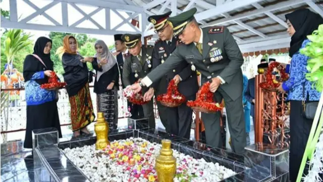 Ziarah di makam Raden Mattaher.