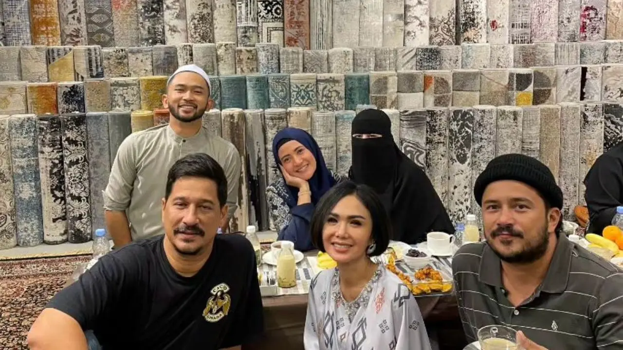 Potret Umi Pipik hadir dalam acara kajian dan buka bersama di rumah bos karpet (Sumber: Instagram/_ummi_pipik_)
