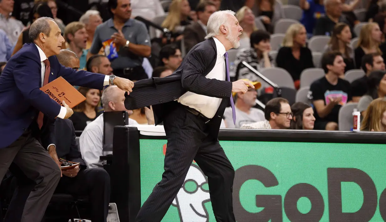 Ekspresi kemarahan pelatih San Antonio Spurs, Gregg Popovich (kanan) memprotes keputusan wasit saat timnya melawan L. A. Clippers pada laga NBA di AT&T Center, San Antonio (5/11/2016). (Reuters/ Soobum Im-USA TODAY Sports)