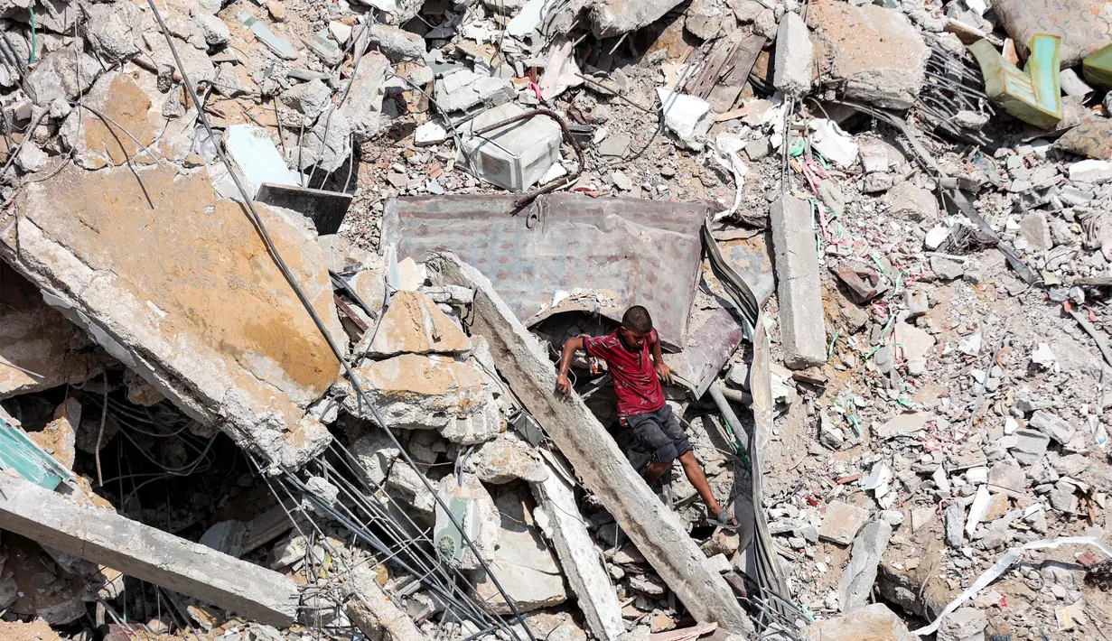Serangan Israel juga meluluhlantakkan hampir seluruh wilayah di Gaza yang kini menghadapi beragam bencana, termasuk kelaparan. (Omar AL-QATTAA/AFP)