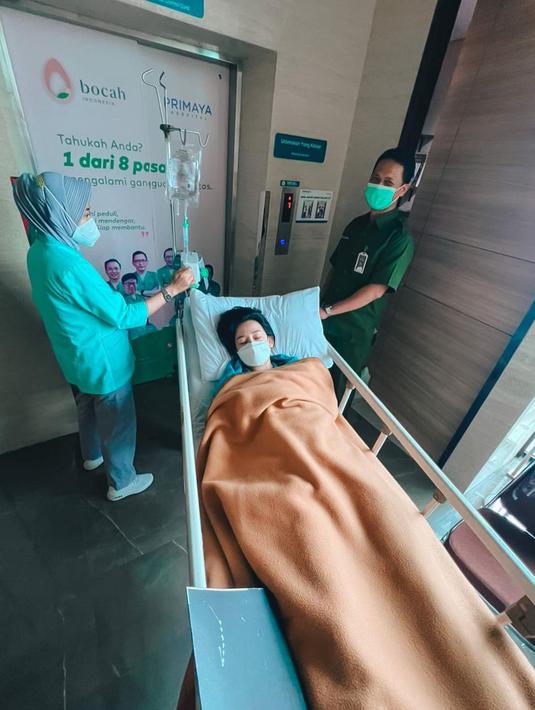 Bahkan, usai menjalani prosedur operasi laparoscopy, Citra mengungkapkan jika matanya sempat bengkak lantaran alergi obat nyeri. Meski begitu, dirinya tetap merasakan nyaman selama menjalani proses demi mendapatkan momongan. (Liputan6.com/IG/@citra_monica)