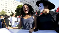 Demonstran berteriak saat berunjuk rasa terhadap kesepakatan perdagangan TPP, Santiago, Chili, (4/2). Tujuan TPP adalah mendorong liberalisasi negara-negara di kawasan Asia-Pasifik. (REUTERS/Ivan Alvarado)