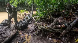 Tentara dari Combat Team Divisi Infanteri 1 Stryker Brigade Angkatan Darat AS mengikuti pelatihan perang hutan di Schofield Barracks, Hawaii, 1 Maret 2017. Angkatan Darat melakukan kursus pelatihan hutan untuk fokus pada Asia dan Pasifik. (AP/Daniel Lin)