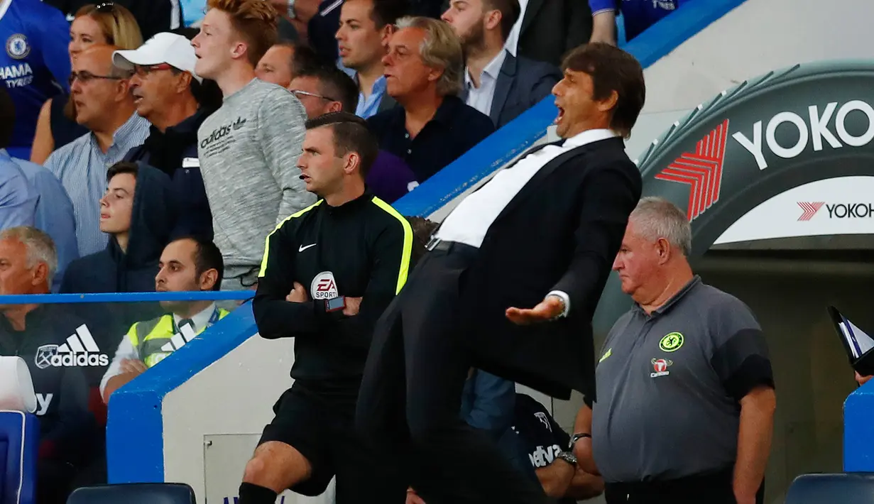 Manajer Chelsea, Antonio Conte saat memberi arahan kepada anak asuhnya dalam Liga Primer Inggris melawan West Ham United di Stadion Stamford Bridge, Senin (15/8). Chelsea keluar sebagai pemenang dengan skor 2-1. (REUTERS/ Eddie Keogh)