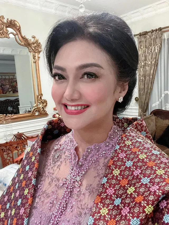 Potret Bella Saphira dengan Sanggul