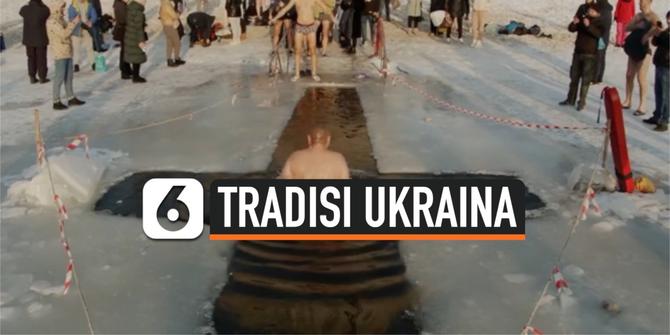 VIDEO: Hapus Dosa, Warga Ukraina Berenang di Dalam Air Dingin