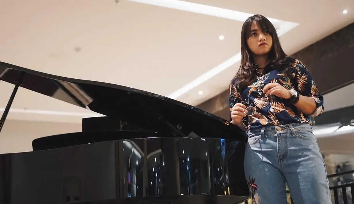 Siapa sih tak kenal dengn Hanin Dhiya, gadis kelahiran 21 Februari 2001 ini mempunyai suara yang indah. (Foto: instagram.com/hanindhiyaatys)