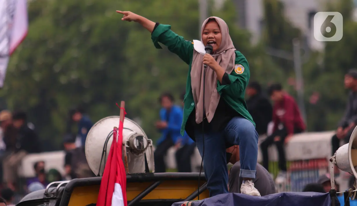 <p>Seorang mahasiswi saat mengikuti aksi di depan Gedung DRI, Jakarta, Kamis (21/4/2022). Parayan Hari Kartini yang jatuh pada 21 april banyak sejumlah perempuan ikut aksi penolakan penundaan pemilu 2024. (Liputan6.com/Angga Yuniar)</p>