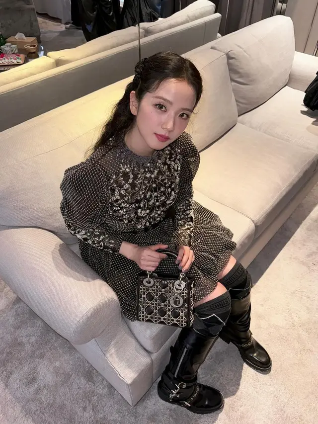 8 Pesona Mahal Jisoo BLACKPINK dengan Gaya Dark Chic di Dior Haute Couture Show, Visualnya Disebut Seperti Boneka